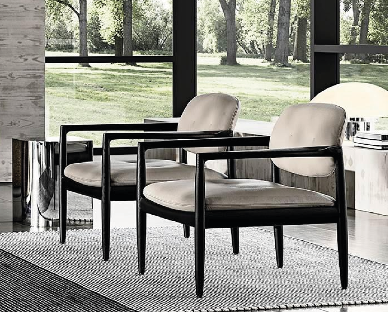 Minotti Yoko fauteuil, frame essen zwart, bekleding in leder Aspen.